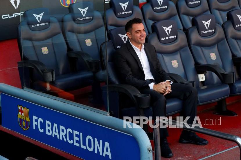  Pelatih Barcelona, Xavi Hernandez, berpose untuk para fotografer di Stadion Camp Nou di Barcelona, Spanyol. Barcelona akan segera melakukan pengerjaan terhadap proyek renovasi Stadion Camp Nou pada 1 Juni 2023
