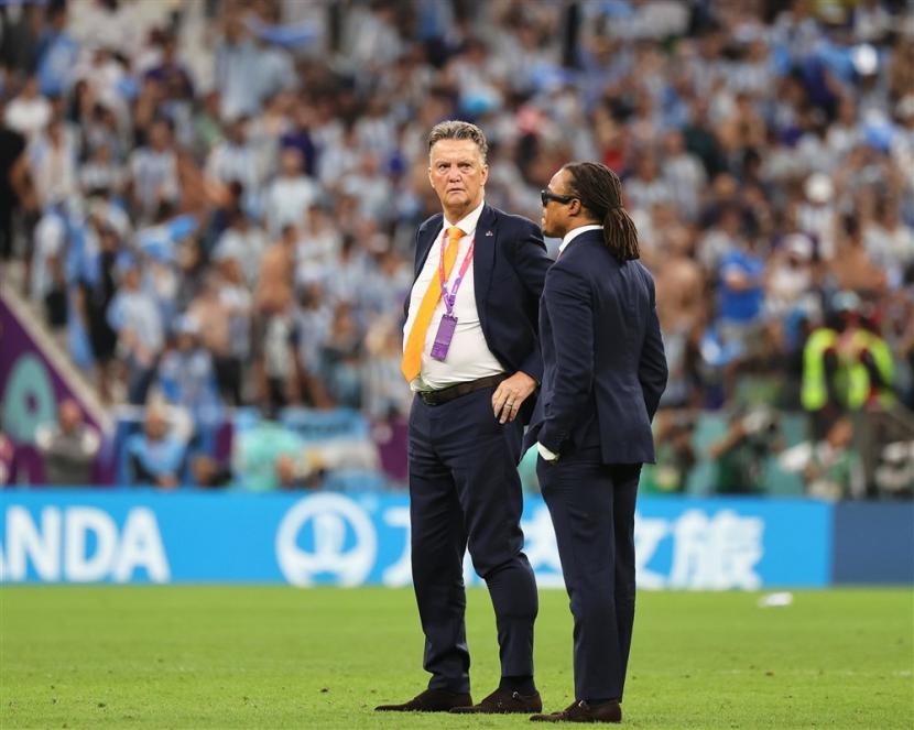  Pelatih kepala Belanda Louis van Gaal (Kiri) dan asisten pelatih Edgar Davids (Kanan) bereaksi setelah kalah dalam adu penalti pertandingan sepak bola perempat final Piala Dunia 2022 antara Belanda dan Argentina di Stadion Lusail di Lusail, Qatar,  Sabtu (10/12) dini hari WIB.