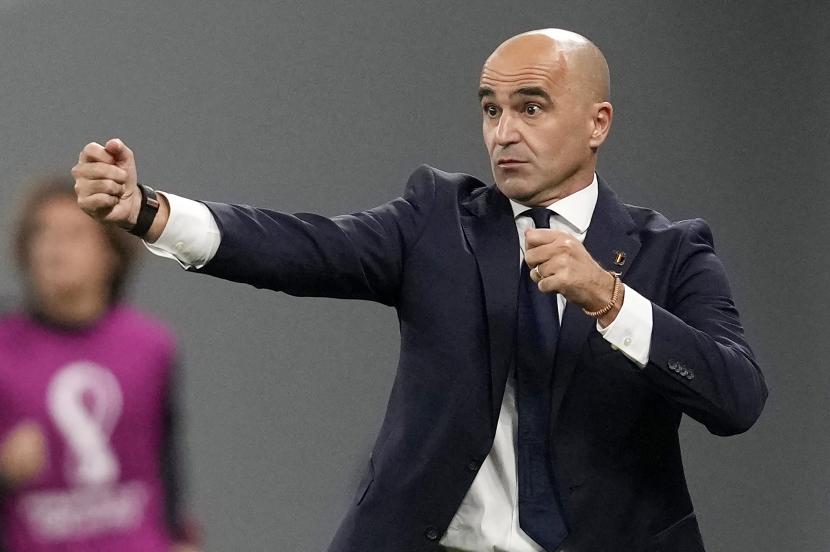 Pelatih kepala Belgia Roberto Martinez memberi isyarat selama pertandingan sepak bola grup F Piala Dunia antara Kroasia dan Belgia di Stadion Ahmad Bin Ali di Al Rayyan, Qatar, Kamis, 1 Desember 2022. 