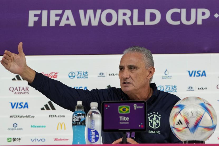 Pelatih kepala Brasil Tite berbicara saat konferensi pers menjelang pertandingan sepak bola grup G Piala Dunia antara Brasil dan Serbia, di Doha, Qatar, Rabu, 23 November 2022. 