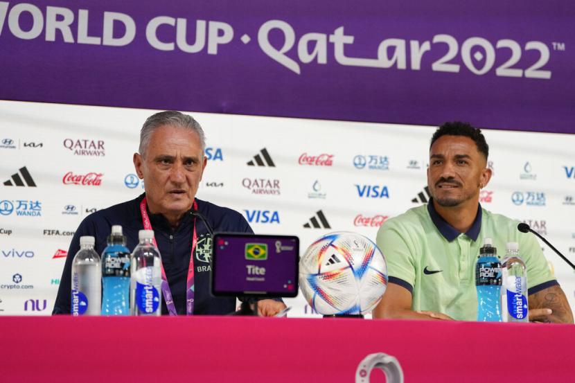  Pelatih kepala Brasil Tite (kiri) dan pemain Danilo menghadiri konferensi pers menjelang pertandingan sepak bola perempat final Piala Dunia antara Brasil dan Kroasia di Doha, Qatar, Kamis, 8 Desember 2022. 