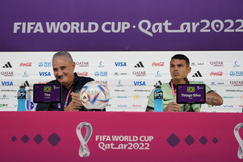 Pelatih kepala Brasil Tite, kiri, dan pemain Thiago Silva menghadiri konferensi pers jelang pertandingan sepak bola Piala Dunia grup G antara Brasil dan Serbia, di Doha, Qatar, Rabu, 23 November 2022.