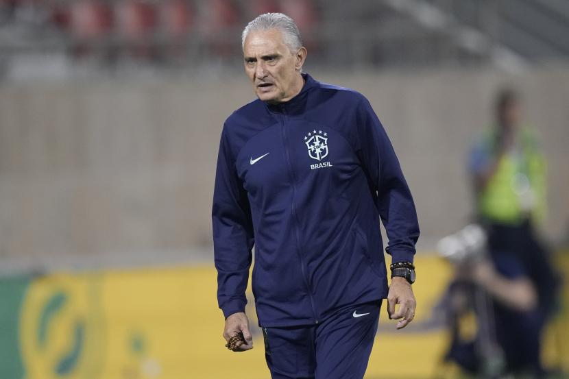  Pelatih kepala Brasil Tite menghadiri sesi latihan di stadion Grand Hamad, di Doha, Qatar, Rabu, 23 November 2022. Brasil akan memainkan pertandingan pertama mereka di Piala Dunia melawan Serbia pada 24 November. 