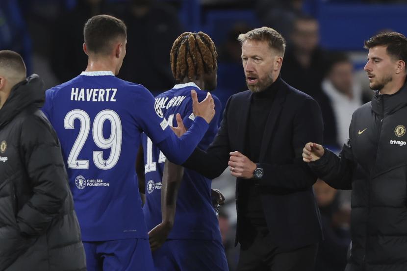  Pelatih kepala Chelsea Graham Potter bersorak dengan Kai Havertz pada akhir pertandingan sepak bola Grup E antara Chelsea FC dan AC Milan.