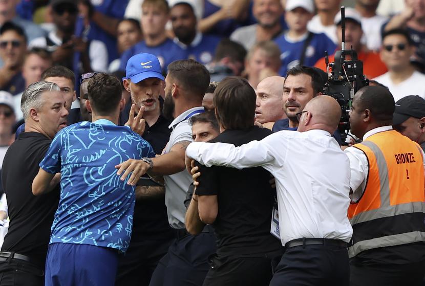 Pelatih kepala Chelsea Thomas Tuchel berdebat dengan pelatih kepala Tottenham Antonio Conte selama pertandingan sepak bola Liga Inggris antara Chelsea dan Tottenham Hotspur di Stadion Stamford Bridge di London, Ahad, 14 Agustus 2022. 