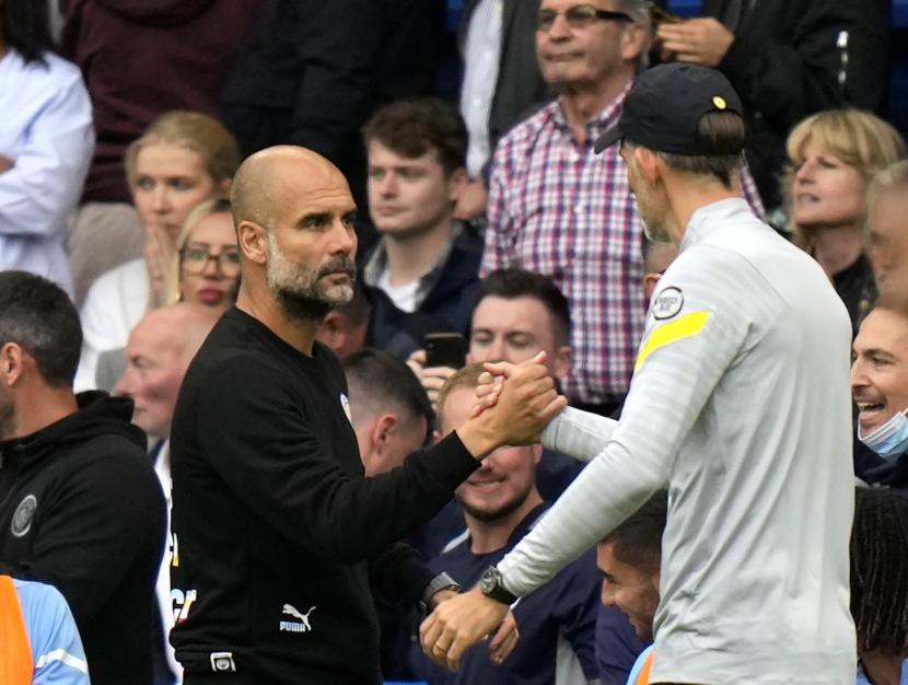 Pelatih kepala Chelsea Thomas Tuchel, kanan, berjabat tangan dengan pelatih kepala Manchester City Pep Guardiola pada akhir pertandingan sepak bola Liga Inggris antara Chelsea dan Manchester City di Stadion Stamford Bridge di London, Sabtu, 25 September 2021.