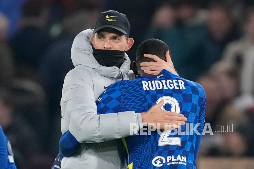 Pelatih kepala Chelsea Thomas Tuchel (kiri) menyapa pemain Chelsea Antonio Ruediger.