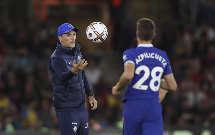 Pelatih kepala Chelsea Thomas Tuchel memberikan bola kepada pemainnya.