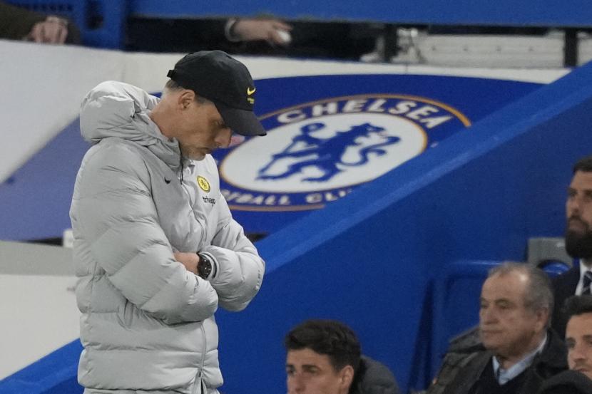 Pelatih kepala Chelsea Thomas Tuchel melihat ke bawah saat ia berjalan di area teknis selama pertandingan sepak bola Liga Premier Inggris antara Chelsea dan Arsenal di Stamford Bridge di London, Rabu, 20 April 2022.