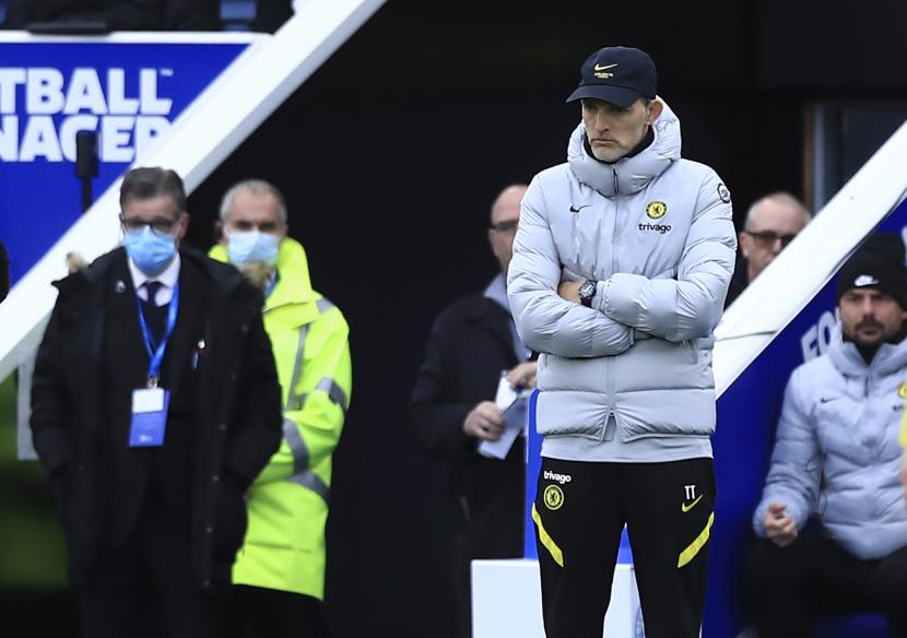 Pelatih kepala Chelsea Thomas Tuchel melihat keluar selama pertandingan sepak bola Liga Premier Inggris antara Leicester City dan Chelsea di Stadion King Power, di Leicester, Inggris, Sabtu, 20 November 2021.