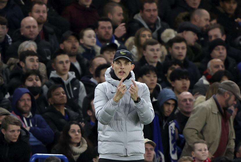 Pelatih kepala Chelsea Thomas Tuchel memberi isyarat selama pertandingan leg pertama babak 16 besar Liga Champions antara Chelsea dan LOSC Lille di stadion Stamford Bridge di London, Selasa, 22 Februari 2022.