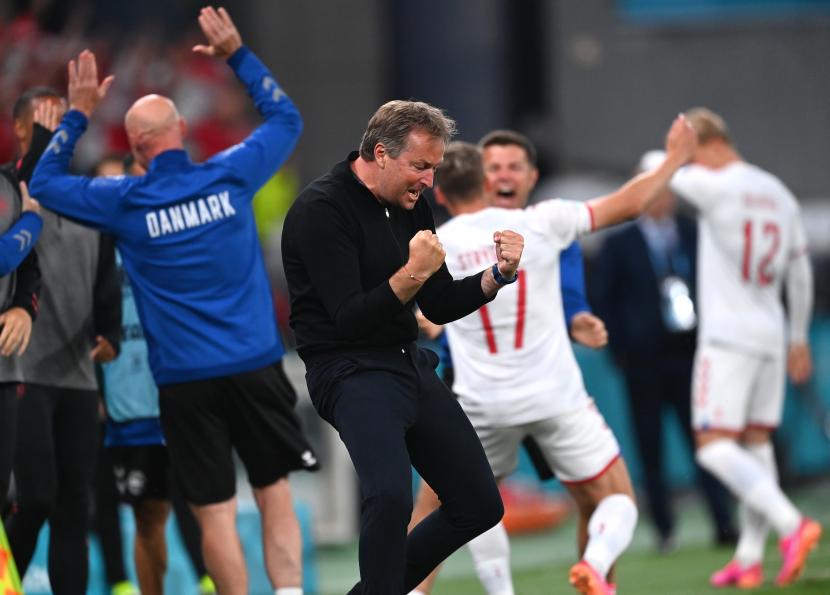  Pelatih kepala Denmark Kasper Hjulmand (tengah) merayakan gol dalam pertandingan sepak bola babak penyisihan grup B UEFA EURO 2020 antara Rusia dan Denmark di Kopenhagen, Denmark, 21 Juni 2021.