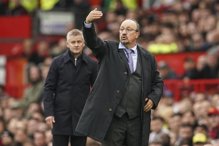 Pelatih kepala Everton Rafael Benitez memberi isyarat selama pertandingan sepak bola Liga Premier Inggris antara Manchester United dan Everton, di Old Trafford, Manchester, Inggris, Sabtu, 2 Oktober 2021.
