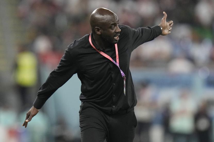 Pelatih kepala Ghana Otto Addo memberi isyarat selama pertandingan sepak bola grup H Piala Dunia antara Portugal dan Ghana, di Stadion 974 di Doha, Qatar, Kamis, 24 November 2022. 