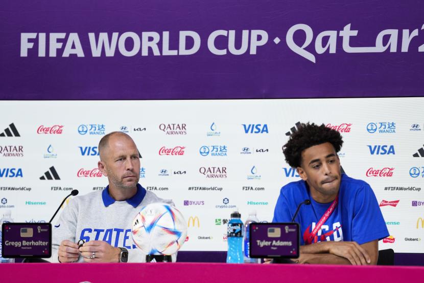 Pelatih kepala Gregg Berhalter dari Amerika Serikat dan Tyler Adams menghadiri konferensi pers menjelang pertandingan sepak bola Piala Dunia grup B antara Iran dan Amerika Serikat di Doha, Qatar, Senin, 28 November 2022.