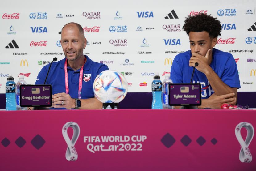 Pelatih Gregg Berhalter, kiri, dan Tyler Adams, keduanya dari Amerika Serikat menghadiri konferensi pers pada malam pertandingan sepak bola babak 16 besar Piala Dunia 2022 antara Belanda dan Amerika Serikat di Stadion Internasional Kalifa, di Doha, Qatar, Jumat , 2 Desember 2022. 