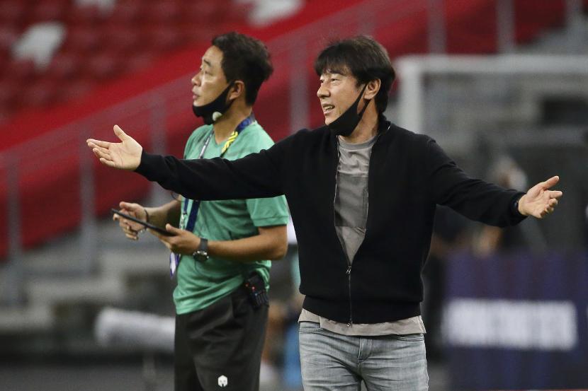Pelatih kepala Indonesia, Shin Tae-yong, bereaksi di pinggir lapangan pada pertandingan leg kedua semifinal Piala Suzuki AFF 2020 antara Indonesia dan Singapura di Singapura, Sabtu 25 Desember 2021.