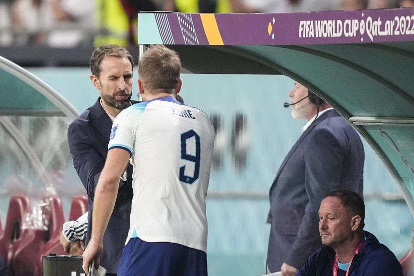 Pelatih kepala Inggris Gareth Southgate (kiri) memberi isyarat kepada kapten Inggris Harry Kane selama pertandingan sepak bola grup B Piala Dunia antara Inggris dan Iran di Stadion Internasional Khalifa, di Doha, Qatar, Senin, 21 November 2022.