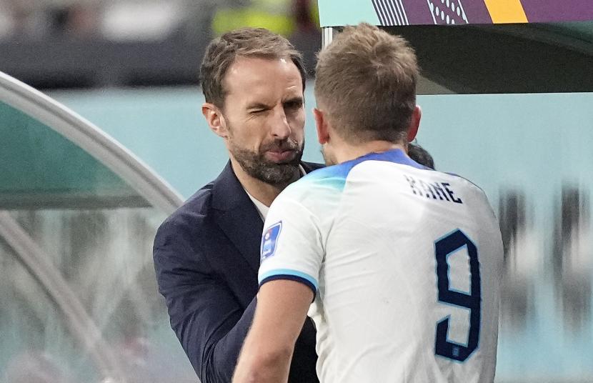 Pelatih kepala Inggris Gareth Southgate mengedipkan mata kepada Harry Kane dari Inggris setelah dia diganti selama pertandingan sepak bola grup B Piala Dunia antara Inggris dan Iran di Stadion Internasional Khalifa di Doha, Qatar, Senin, 21 November 2022. 