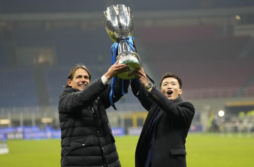 Pelatih kepala Inter Milan Simone Inzaghi, kiri, memegang trofi bersama Presiden Inter Milan Steven Zhang setelah memenangkan pertandingan sepak bola final Piala Super Italia antara Inter Milan dan Juventus di Stadion San Siro, di Milan, Italia, Rabu, 12 Januari 2022 Inter Milan menang 2-1.