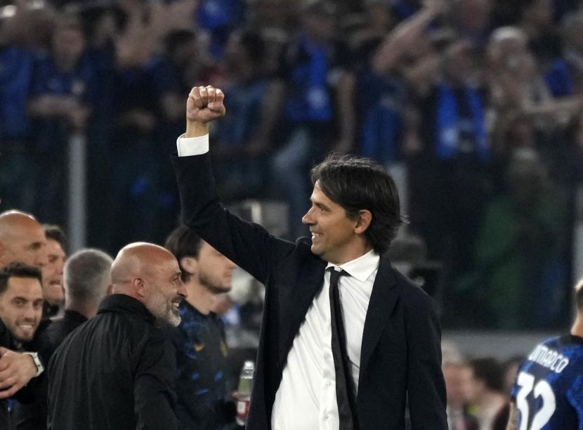 Pelatih kepala Inter Milan Simone Inzaghi melakukan selebrasi selama pertandingan sepak bola final Piala Italia antara Juventus dan Inter Milan di Stadio Olimpico di Roma, Italia, Rabu, 11 Mei 2022.