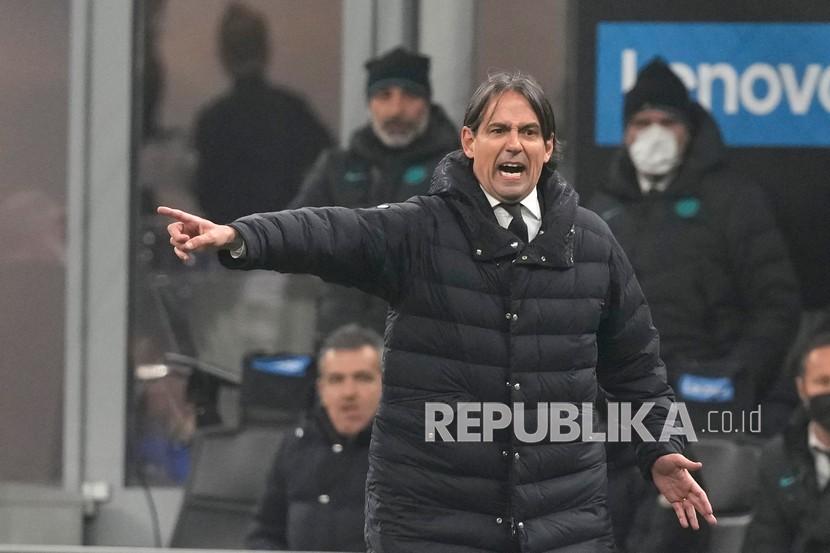  Pelatih kepala Inter Milan Simone Inzaghi memberikan arahan kepada para pemainnya saat pertandingan Piala Italia antara Inter Milan dan Empoli di stadion San Siro, di Milan, Italia, Kamis (20/1/2022) dini hari WIB.
