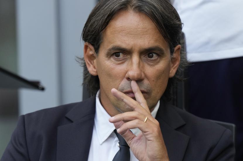 Pelatih kepala Inter Milan Simone Inzaghi menghadiri pertandingan sepak bola Serie A antara AC Milan dan Inter Milan di stadion San Siro di Milan, Italia, Sabtu, 3 September 2022. 