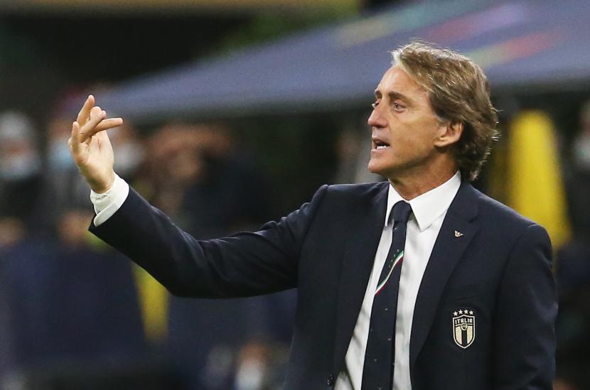 pelatih kepala Italia Roberto Mancini memberi isyarat di pinggir lapangan selama pertandingan sepak bola semi final UEFA Nations League antara Italia dan Spanyol di Milan, Italia, 06 Oktober 2021. 