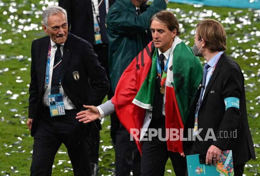 Pelatih kepala Italia Roberto Mancini (tengah) dan Presiden federasi sepak bola Italia (FIGC) Gabriele Gravina (kiri) setelah final UEFA EURO 2020 antara Italia dan Inggris di London, Inggris, Senin (12/7) dini hari WIB. Italia memenangkan pertandingan dalam adu penalti- di luar.