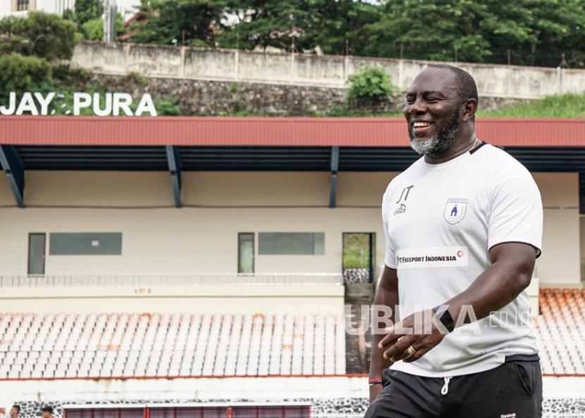 Pelatih kepala Jacksen F. Tiago memimpin latihan pesepak bola Persipura di Stadion Mandala Jayapura, Papua, Rabu (21/4/2021). Latihan tersebut sebagai persiapan jelang Piala AFC 2021 dan Liga 1 2021. 