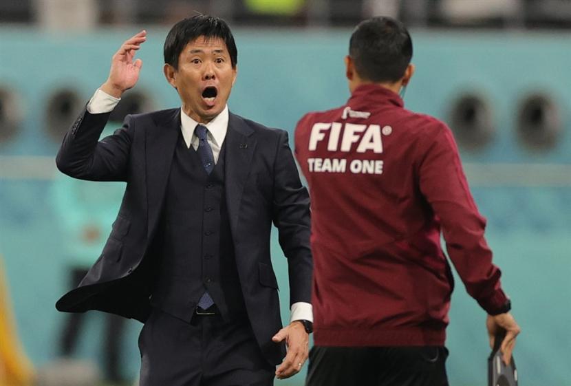  Pelatih kepala Jepang Hajime Moriyasu bereaksi selama pertandingan sepak bola grup E Piala Dunia FIFA 2022 antara Jerman dan Jepang di Stadion Internasional Khalifa di Doha, Qatar, Rabu, 23 November 2022.