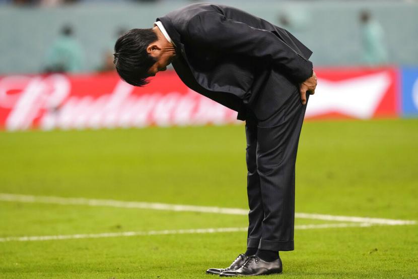  Pelatih kepala Jepang Hajime Moriyasu membungkuk setelah kalah dalam adu penalti pertandingan sepak bola babak 16 besar Piala Dunia antara Jepang dan Kroasia di Stadion Al Janoub di Al Wakrah, Qatar, Senin, 5 Desember 2022.