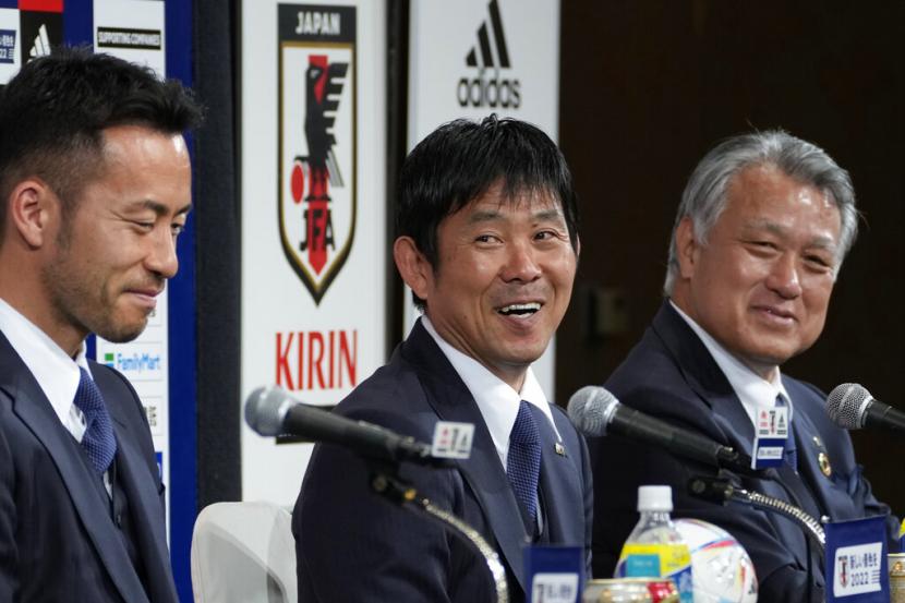 Pelatih kepala Jepang Hajime Moriyasu (tengah) Presiden Asosiasi Sepak Bola Jepang Kozo Tajima (kanan) dan kapten Maya Yoshida menghadiri konferensi pers sekembalinya tim mereka dari Piala Dunia di Qatar, di sebuah hotel di Narita, dekat Tokyo Rabu, 7 Desember 2022.