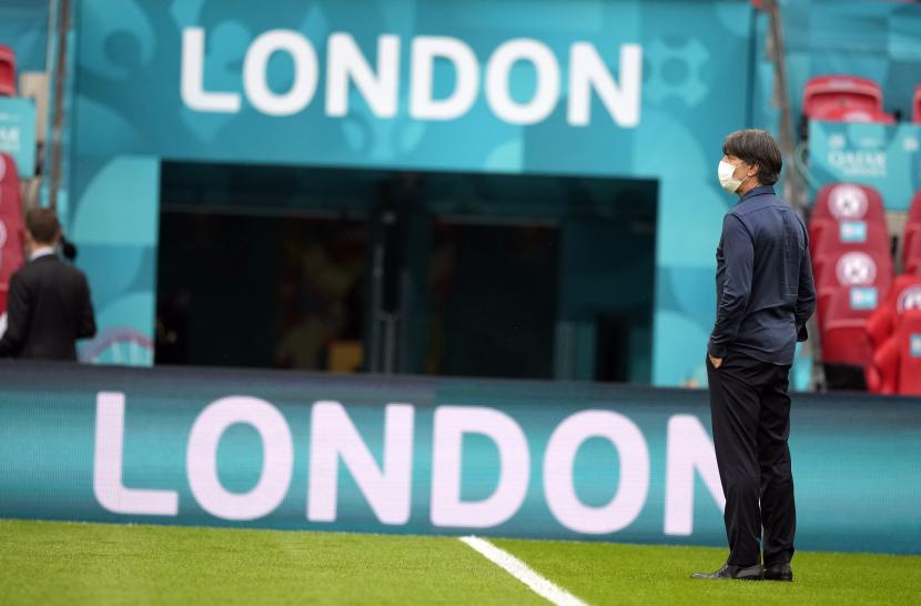 Pelatih kepala Jerman Joachim Loew memeriksa lapangan sebelum pertandingan sepak bola babak 16 besar UEFA EURO 2020 antara Inggris dan Jerman di London, Inggris, 29 Juni 2021.