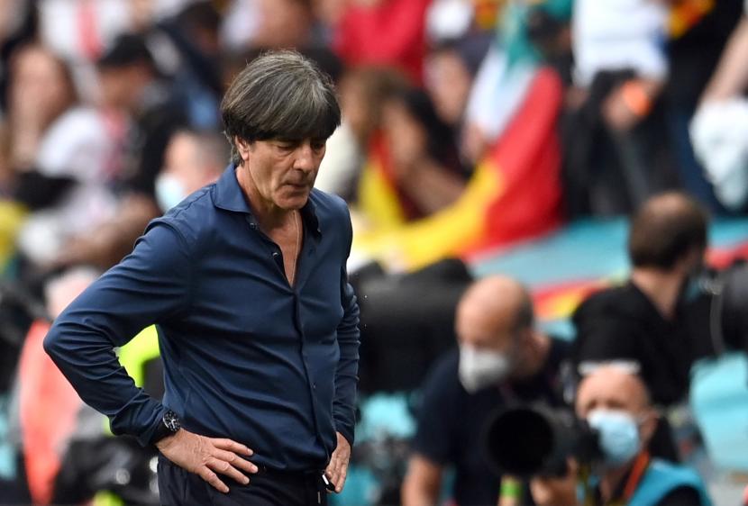 Pelatih kepala Joachim Loew dari Jerman bereaksi setelah pertandingan sepak bola babak 16 besar UEFA EURO 2020 antara Inggris dan Jerman di London, Inggris, 30.