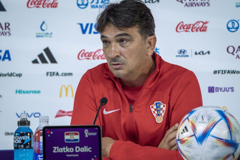 Pelatih timnas Kroasia Zlatko Dalic berbicara dalam konferensi pers menjelang pertandingan sepak bola Piala Dunia perempat final antara Kroasia dan Brasil, di Doha, Qatar, Kamis, 8 Desember 2022. 