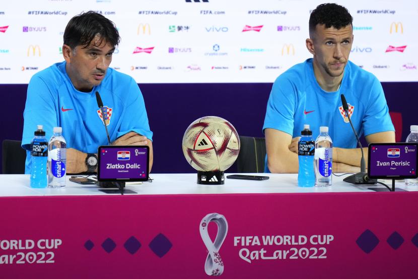 Pelatih kepala Kroasia Zlatko Dalic, kiri, dan Ivan Perisic dari Kroasia menghadiri konferensi pers menjelang pertandingan sepak bola semifinal Piala Dunia 2022 antara Kroasia dan Argentina di Doha, Senin, 12 Desember 2022. 