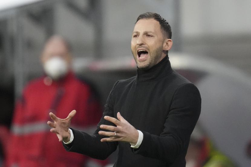 Pelatih kepala Leipzig Domenico Tedesco memanggil para pemainnya selama pertandingan sepak bola perempat final Liga Eropa antara RB Leipzig dan Atalanta, di Leipzig, Jerman, Kamis, 7 April 2022.