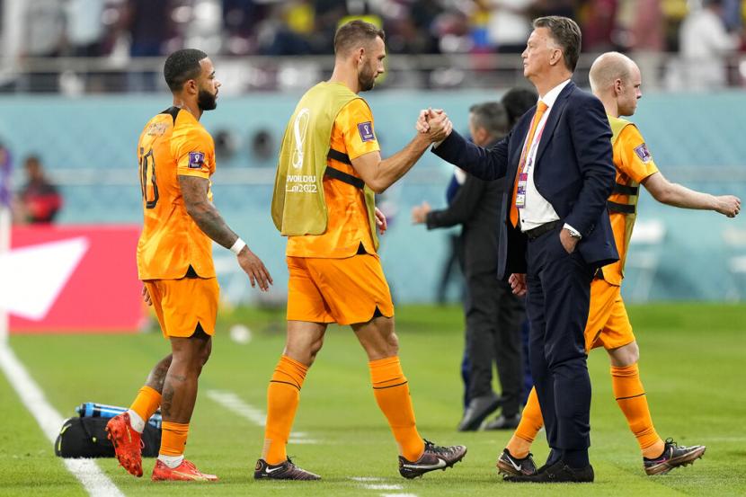 Pelatih kepala Louis van Gaal dari Belanda (kanan) menunggu para pemain usai pertandingan sepak bola grup A Piala Dunia antara Belanda dan Ekuador, di Stadion Internasional Khalifa di Doha, Qatar, Jumat, 25 November 2022. 