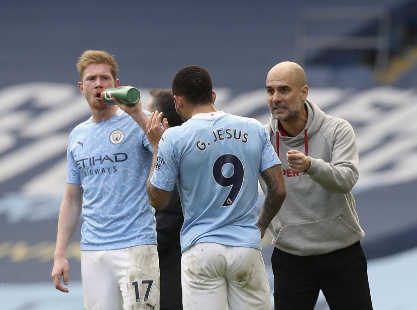 Pelatih Manchester City Pep Guardiola (kanan) memberikan instruksi kepada para pemainnya selama pertandingan Liga Primer Inggris.