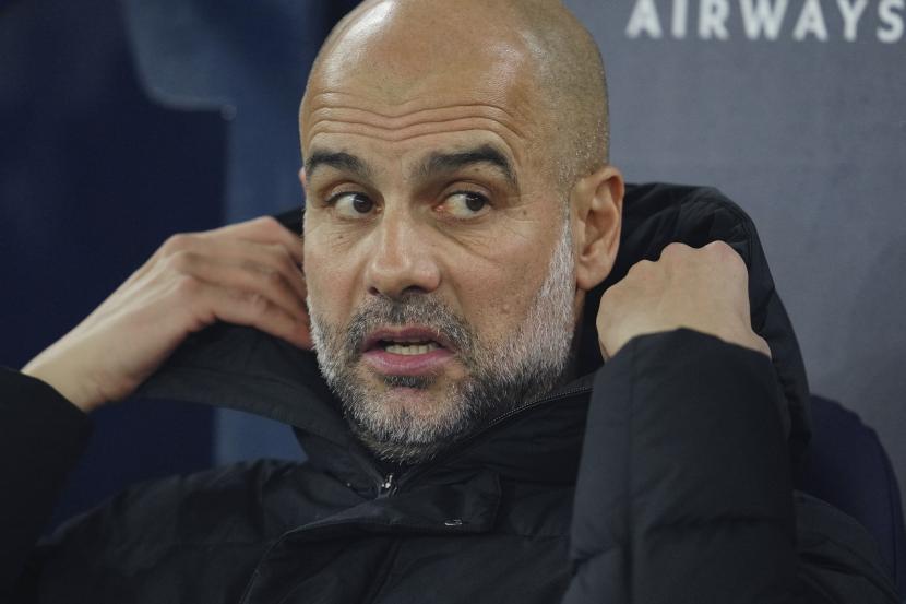 Pelatih kepala Manchester City Pep Guardiola melihat jelang pertandingan sepak bola Piala Liga Inggris antara Manchester City dan Liverpool di stadion Etihad di Manchester, Inggris, Kamis, 22 Desember 2022.