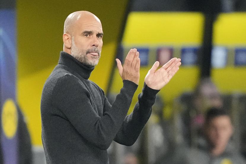 Pelatih kepala Manchester City Pep Guardiola memberi isyarat selama pertandingan sepak bola Grup G Liga Champions antara Borussia Dortmund dan Manchester City di Dortmund, Jerman, Selasa, 25 Oktober 2022. 