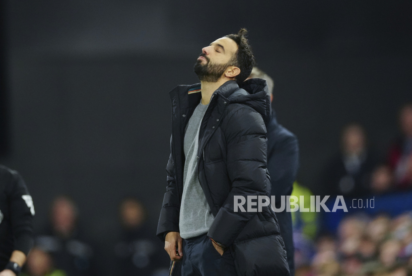 Pelatih kepala Manchester United Ruben Amorim bereaksi selama pertandingan sepak bola Liga Primer Inggris antara Ipswich Town dan Manchester United di Stadion Portman Road di Ipswich, Inggris, Senin, 25 November 2024 WIB.