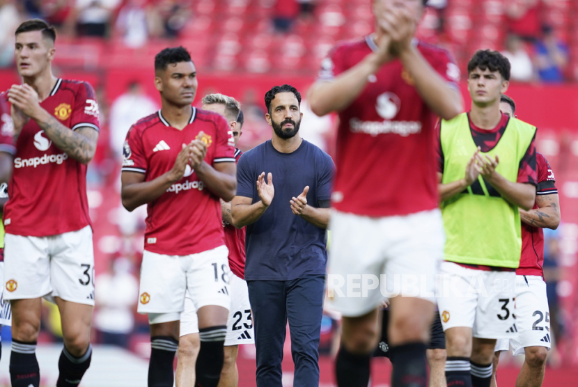 Pelatih kepala Manchester United Ruben Amorim dan para pemainnya menyapa para penggemar setelah pertandingan sepak bola Liga Primer Inggris antara Manchester United dan Arsenal di Stadion Old Trafford di Manchester, Inggris, Ahad, 17 Agustus 2025. 