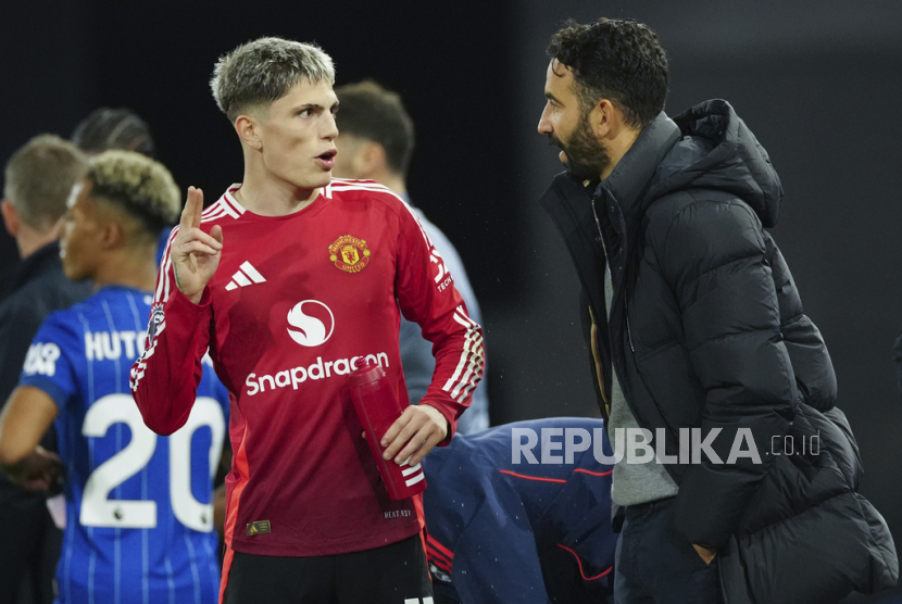 Pelatih kepala Manchester United Ruben Amorim (kanan) berbicara dengan Alejandro Garnacho selama pertandingan Liga Primer Inggris melawan Ipswich Town di Stadion Portman Road, Ipswich, Senin (25/11/2024) dini hari WIB