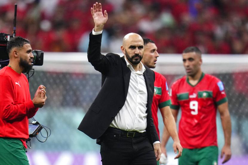 Pelatih kepala Maroko Walid Regragui melambaikan tangan kepada para penggemar di akhir pertandingan sepak bola semifinal Piala Dunia antara Prancis dan Maroko di Stadion Al Bayt di Al Khor, Qatar, Kamis (15/12) dini hari WIB.