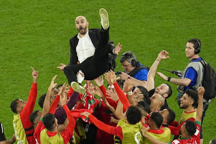 Pelatih timnas Maroko Walid Reragui, dilemparkan ke udara oleh para pemainnya setelah dianggap sukses mengantar timnya ke semifinal Piala Dunia 2022 Qatar.