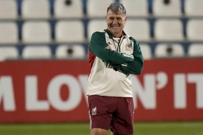 Pelatih kepala Meksiko Gerardo Martino tersenyum saat sesi latihan di Jor, Qatar, Sabtu, 19 November 2022. 
