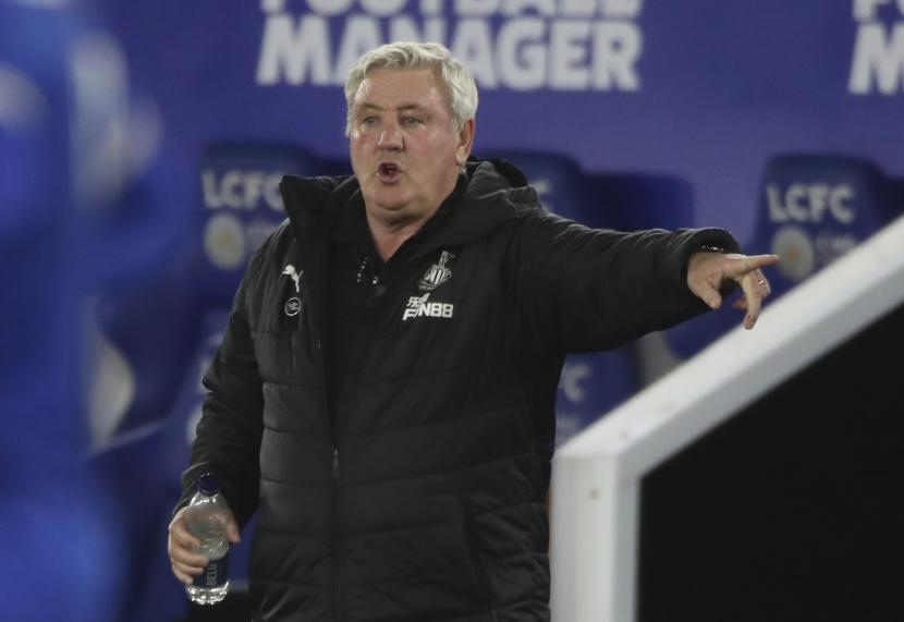  Pelatih kepala Newcastle United Steve Bruce memberikan instruksi selama pertandingan sepak bola Liga Utama Inggris antara Leicester City dan Newcastle United di Stadion King Power di Leicester, Inggris, Jumat, 7 Mei 2021.