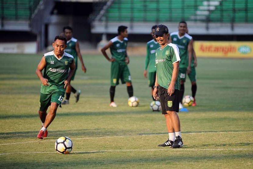 Pelatih kepala Persebaya Surabaya Djadjang Nurdjaman (kanan) mengamati anak asuhnya Rendi Irwan (kiri) saat latihan di Stadion Gelora Bung Tomo (GBT), Surabaya, Jawa Timur, Jumat (28/9).